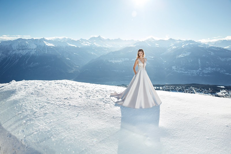 Elegant A Line Wedding Dresses V Neck Satin Applique Wedding Dresses Backless Sweep Train Bridal Gowns Bohemia Vestidos De Novia