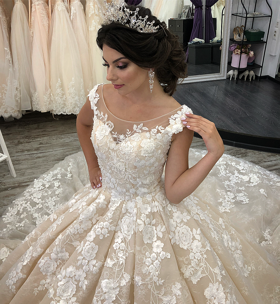 Champagne Lace Ball Gown Wedding Dresses Sheer Bateau Neck Beaded Bridal Gowns Appliqued Chapel Train Plus Size Vestidos De Novia 407