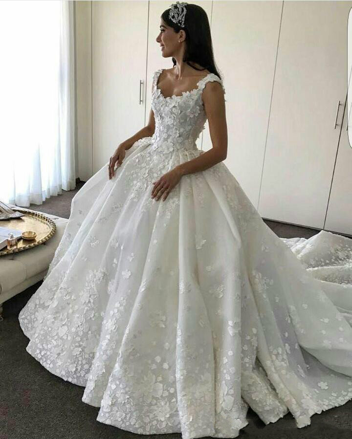 2020 Gorgeous Ball Gown Wedding Dresses Dubai Scoop Neck Lace 3D Floral Applique Country Wedding Dress Court Train Vintage Bridal Gowns