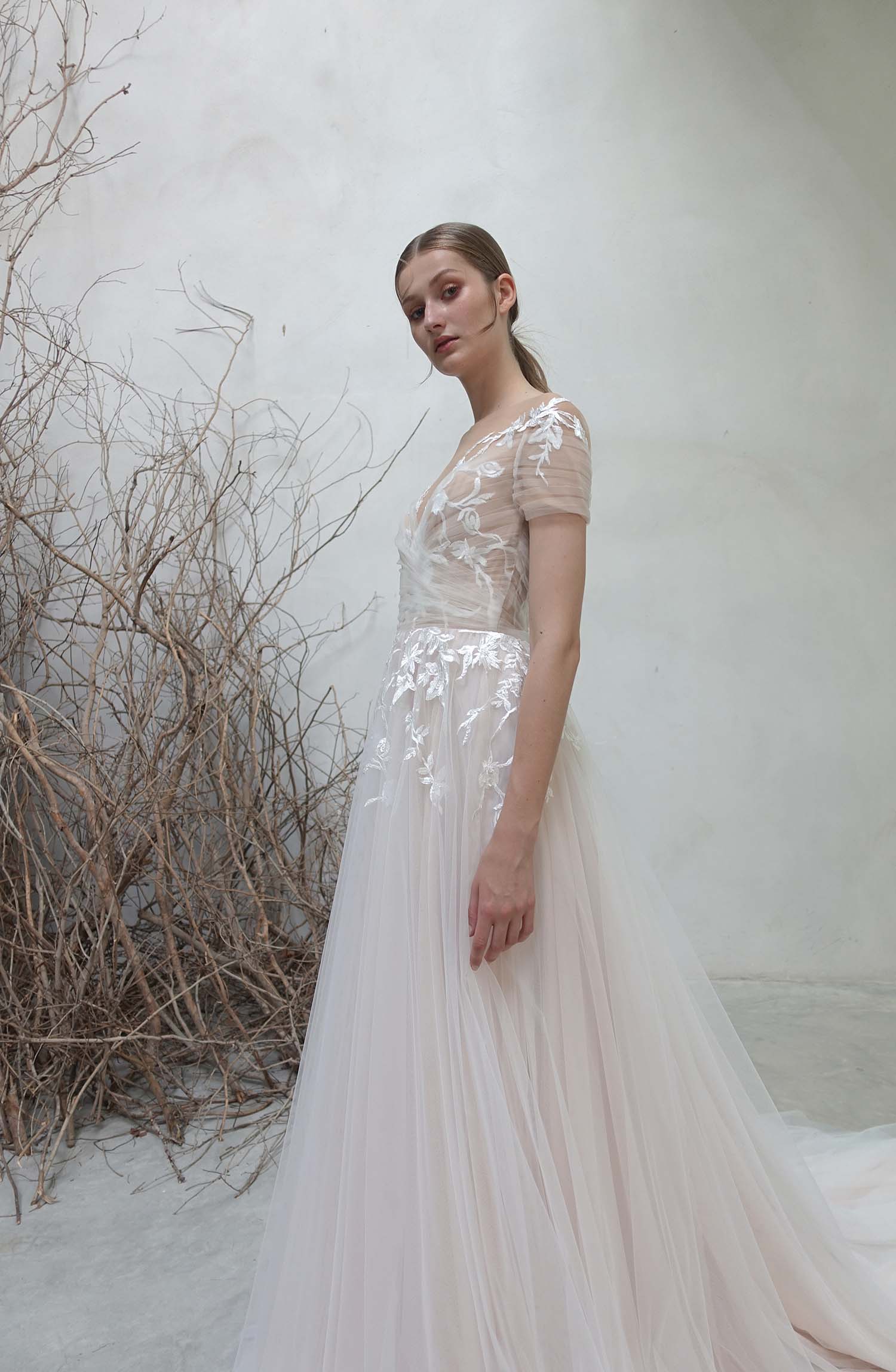 2020 Bohemian Wedding Dresses Sheer Jewel Neck Lace A Line Sweep Train Beach Wedding Dress Appliques Short Sleeves Vestidos De Novia