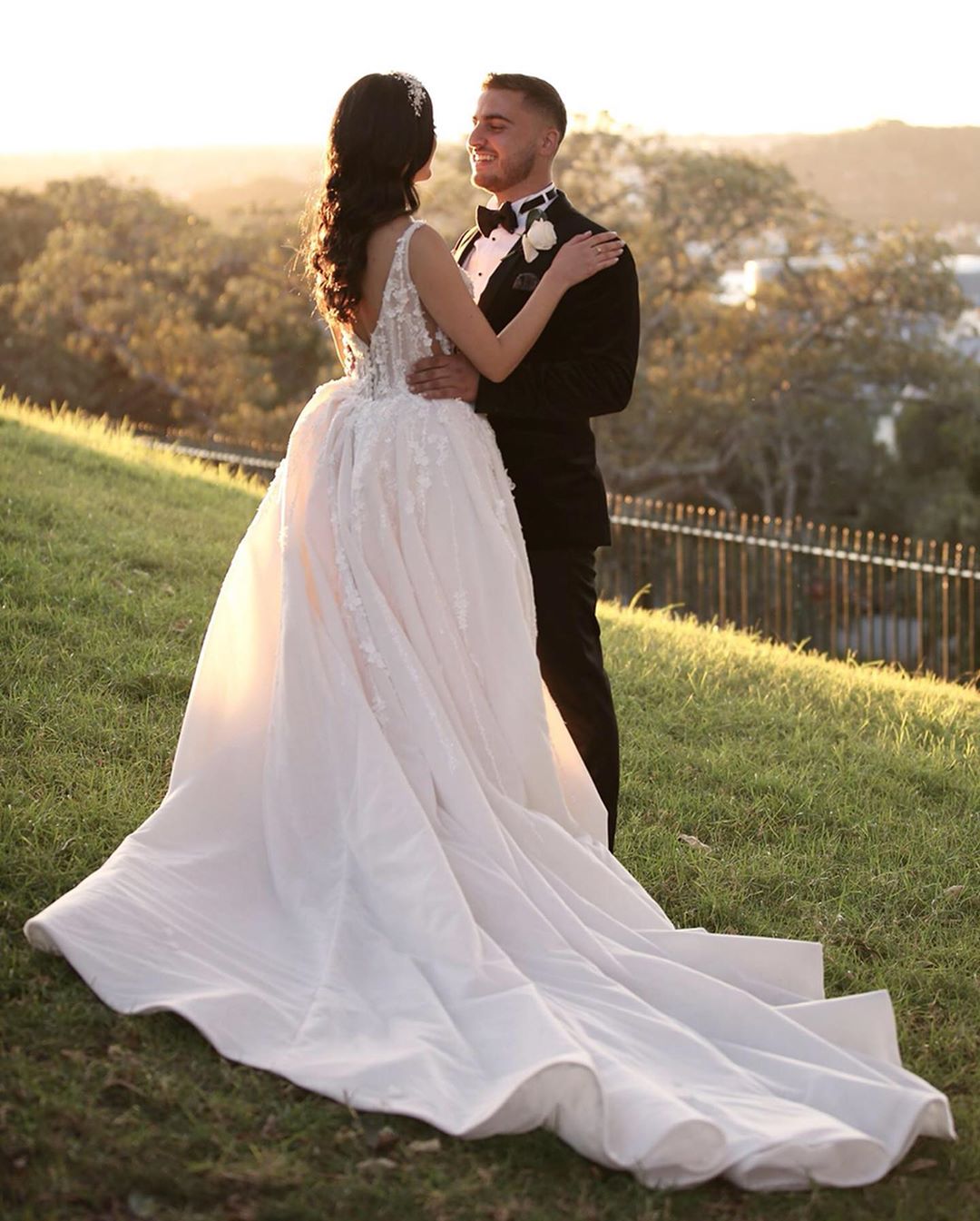 Amazing Mermaid Eaded Lace Wedding Dree Sheer Deep V Neck Appliqued Ackle Ridal Gown With Detachable Train Robe