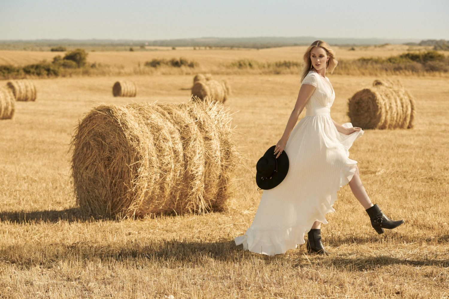 2020 Modest Rembo Styling Bohemian V Neck Short Sleeve Hollow High Low Wedding Dresses Ruffles Wedding Gowns Covered Button robe de mariée