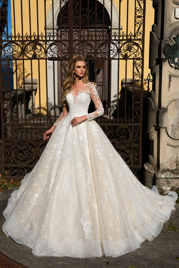 2020 Bohemian Wedding Dresses Scoop Neck Appliqued Long Sleeves Lace Bridal Gowns Ruffle Sweep Train Custom Made Robes De Mariée