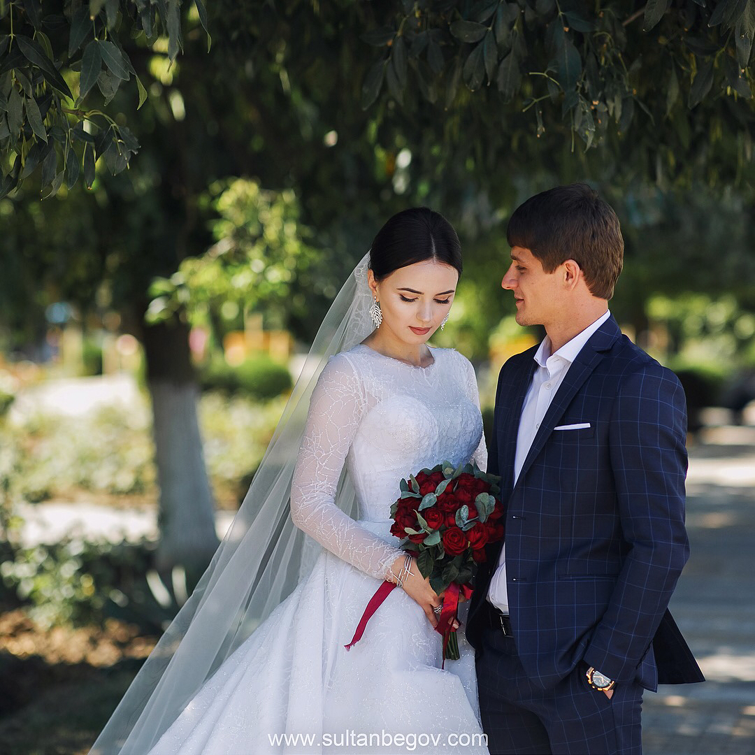 2020 Modest Elegant A Line Wedding Dresses Jewel Long Sleeve Lace Applique Wedding Gowns Sweep Train robe de mariée