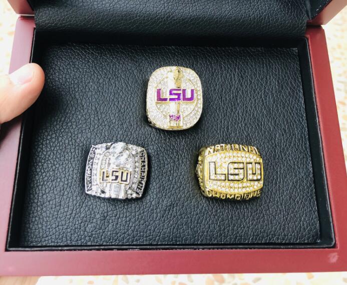 LSU 3pcs 2003 2007 2018 Tigers nationals Team champions Championship Ring With Wooden Box Souvenir Men Fan Gift 2019 2020 wholesal
LSU 3pcs 2003 2007 2018 Tigers nationals Team champions Championship Ring With Wooden Box Souvenir Men Fan Gift 2019 2020 wholesal