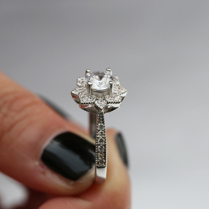 Fashion Vintage Silver Engagement Ring High Quality Woman Shiny CZ Flower Cute Girl Ring Wedding Party Jewelry
Fashion Vintage Silver Engagement Ring High Quality Woman Shiny CZ Flower Cute Girl Ring Wedding Party Jewelry