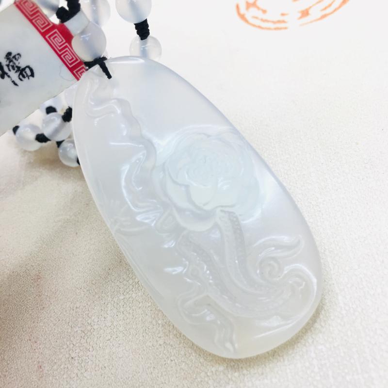 Natural Brazilian Chalcedony Jade Carved White Lotus Pendant with Chalcedony Jade Bead Necklace Men's Women's Sweater Chain
Natural Brazilian Chalcedony Jade Carved White Lotus Pendant with Chalcedony Jade Bead Necklace Men's Women's Sweater Chain