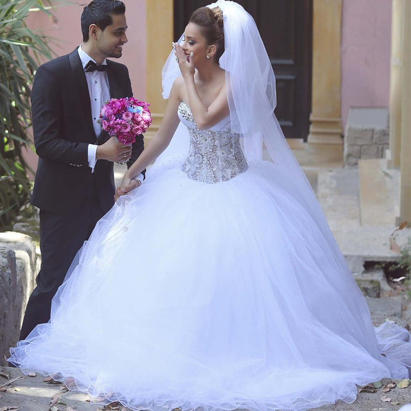 Bling Beaded White Ball Gown Wedding Dresses Sweetheart Puffy Tulle Bridal Dresses Custom Made Fall Country Garden Modest Wedding Dress 2019