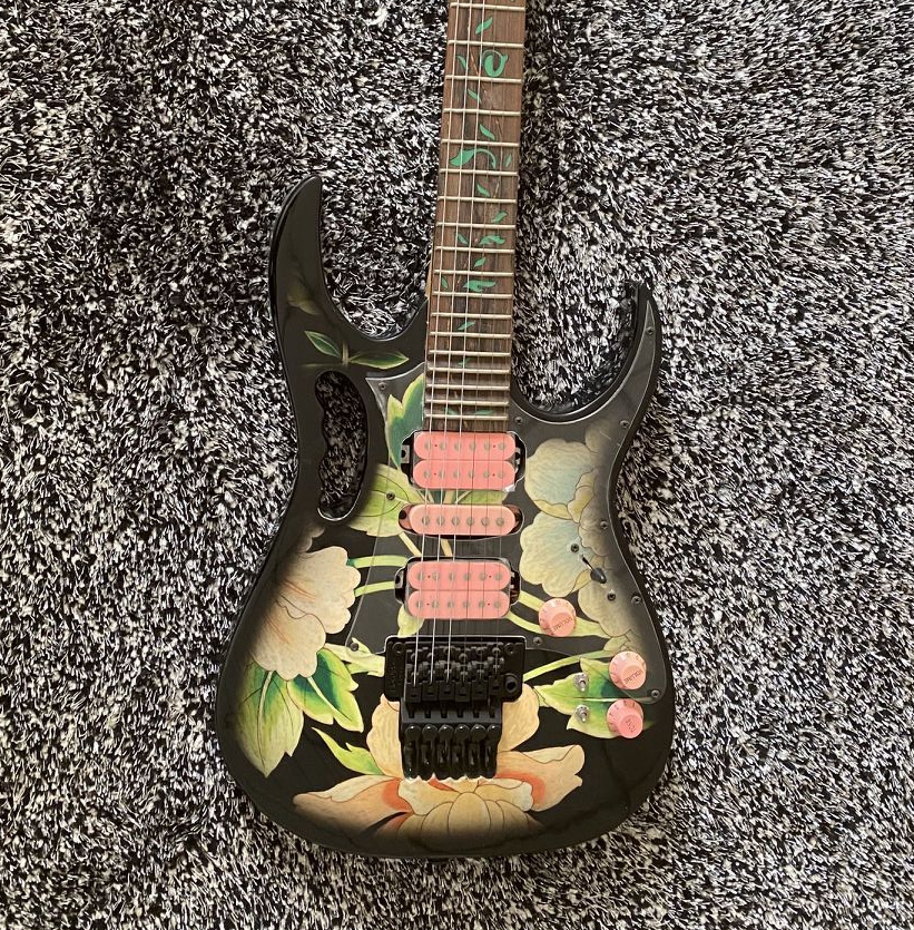 JEM77 BFP3 Flower Pattern Steve Vai 7V Electric Guitar Green Vine inlay, Floyd Rose Tremolo, Locking Nut, Black Hardware, Pink Pickup
JEM77 BFP3 Flower Pattern Steve Vai 7V Electric Guitar Green Vine inlay, Floyd Rose Tremolo, Locking Nut, Black Hardware, Pink Pickup
