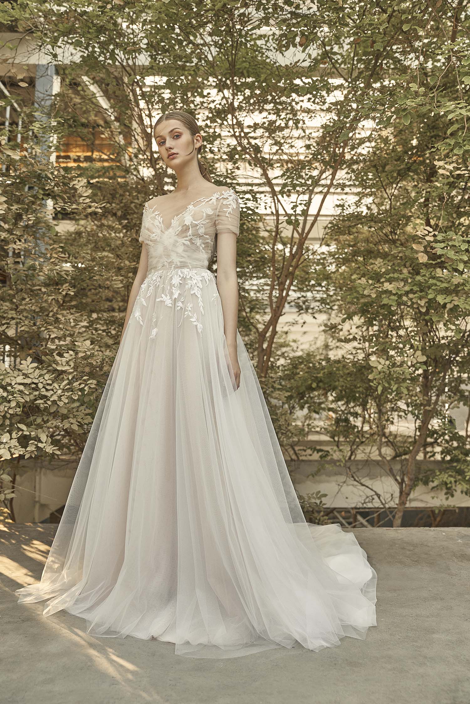 2020 Bohemian Wedding Dresses Sheer Jewel Neck Lace A Line Sweep Train Beach Wedding Dress Appliques Short Sleeves Vestidos De Novia