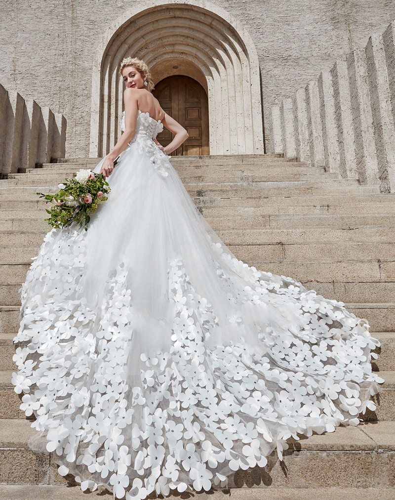 2020 Beautiful Wedding Dresses Strapless Hand Made Flowers Lace Up Tulle A Line Wedding Gowns Floor Length Bridal Dresses