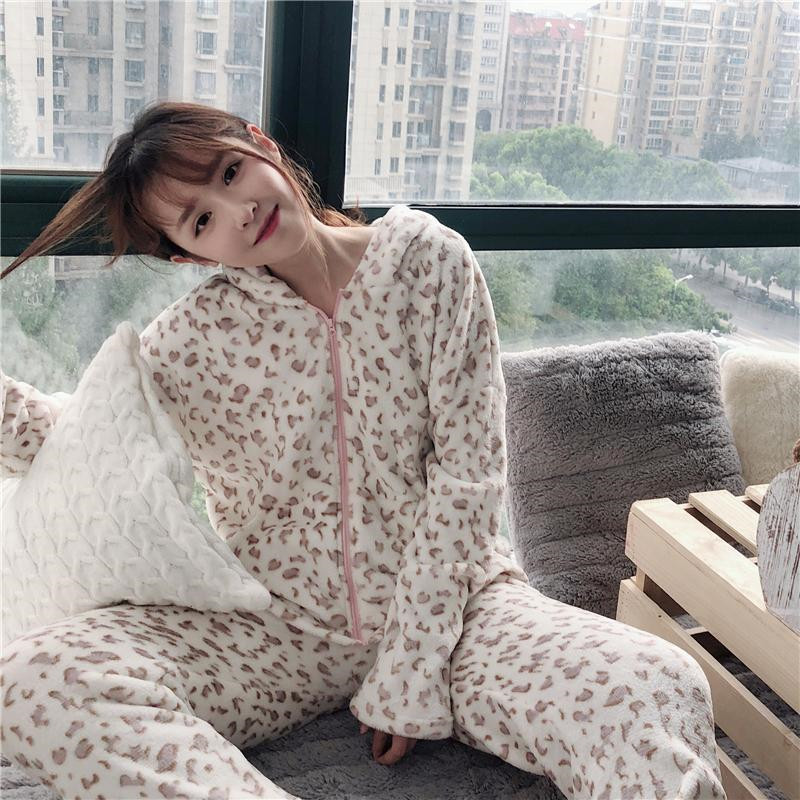Winter Women Pajamas Sets Korean Winter Leopard Pajamas Fashion Hooded Warm Outside Wear Home Service Flannel Sleepwear
Winter Women Pajamas Sets Korean Winter Leopard Pajamas Fashion Hooded Warm Outside Wear Home Service Flannel Sleepwear