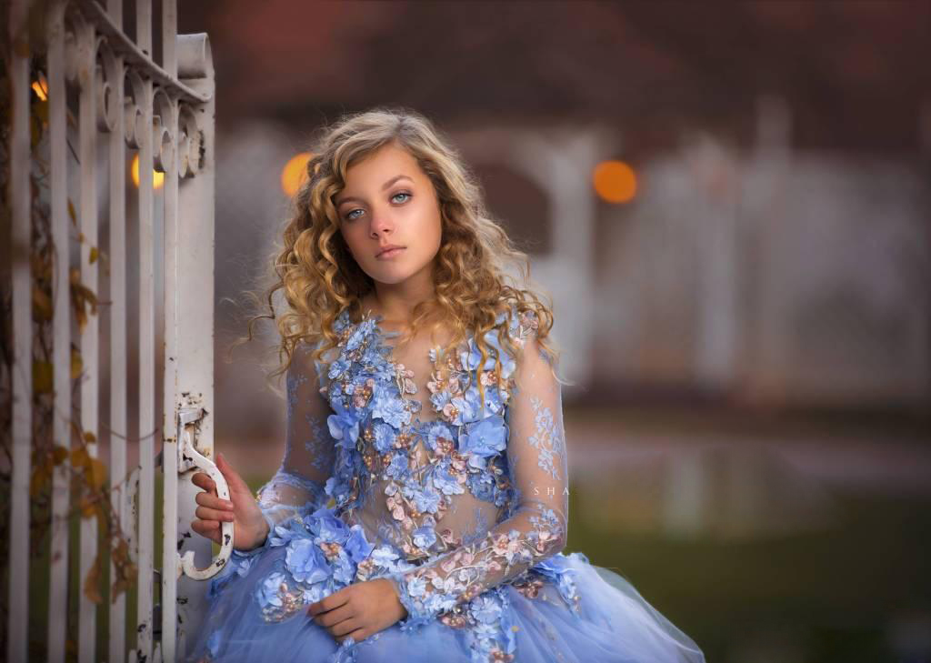 2020 Modest Jewel Long Sleeve Flower Dresses Bow Hand Made Flowers Pearls Wedding Party Tiered Tulle Sweep Train Princess Girl Dress 0508