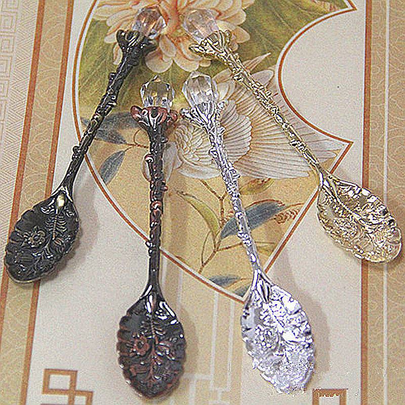 Crystal Retro Spoon Pattern Metal Coffee Tea Mixing Spoon Fruit Dessert Cake Cream Spoons Flatware Tableware 5 Colors HHA717
Crystal Retro Spoon Pattern Metal Coffee Tea Mixing Spoon Fruit Dessert Cake Cream Spoons Flatware Tableware 5 Colors HHA717