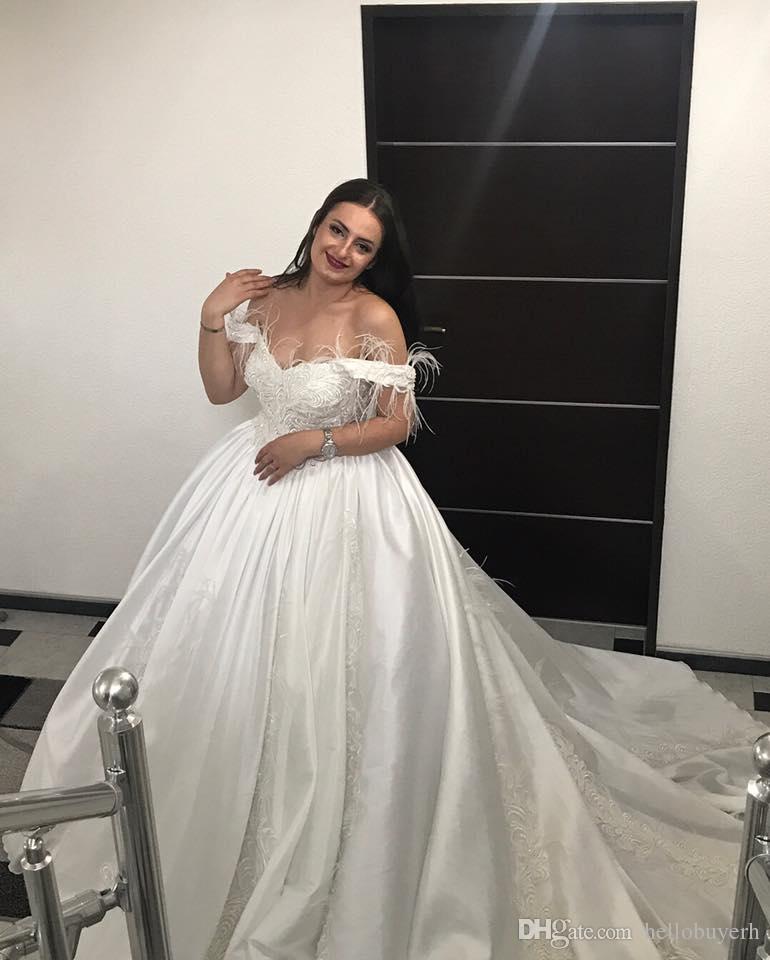 White Satin Ball Gown Wedding Dresses With Feathers Vintage Off Shoulder Lace Applique Gowns Bling Long Train