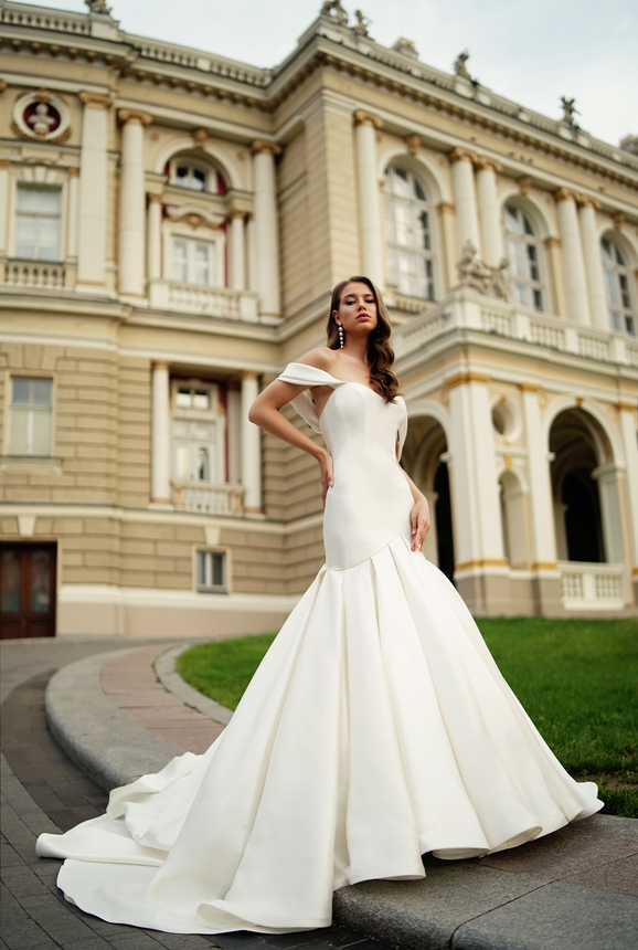 Satin Mermaid Wedding Dresses Off Shoulder Lace Appliques Bridal Gowns Ruffles Beach Sweep Train Backless Wedding Dress