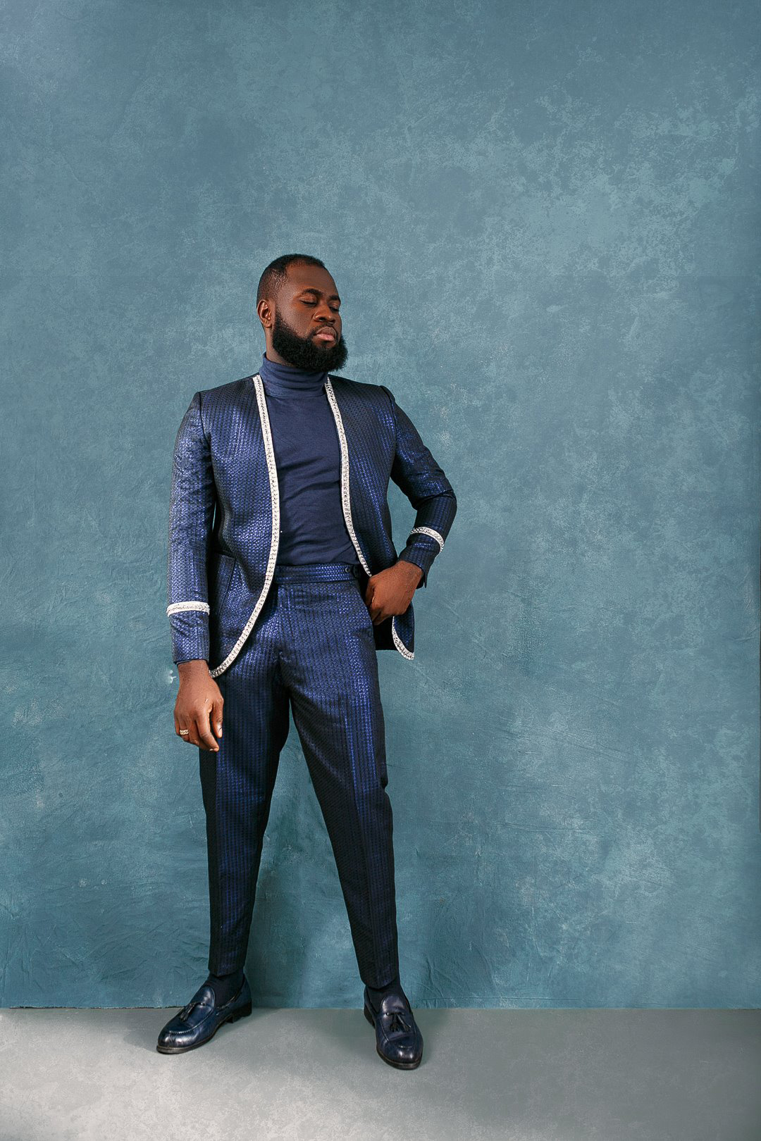 New Shiny Blue Mens Prom Tuxedos Suits White Lapel Groom Wear Jacket Fashion Men Party Clothes