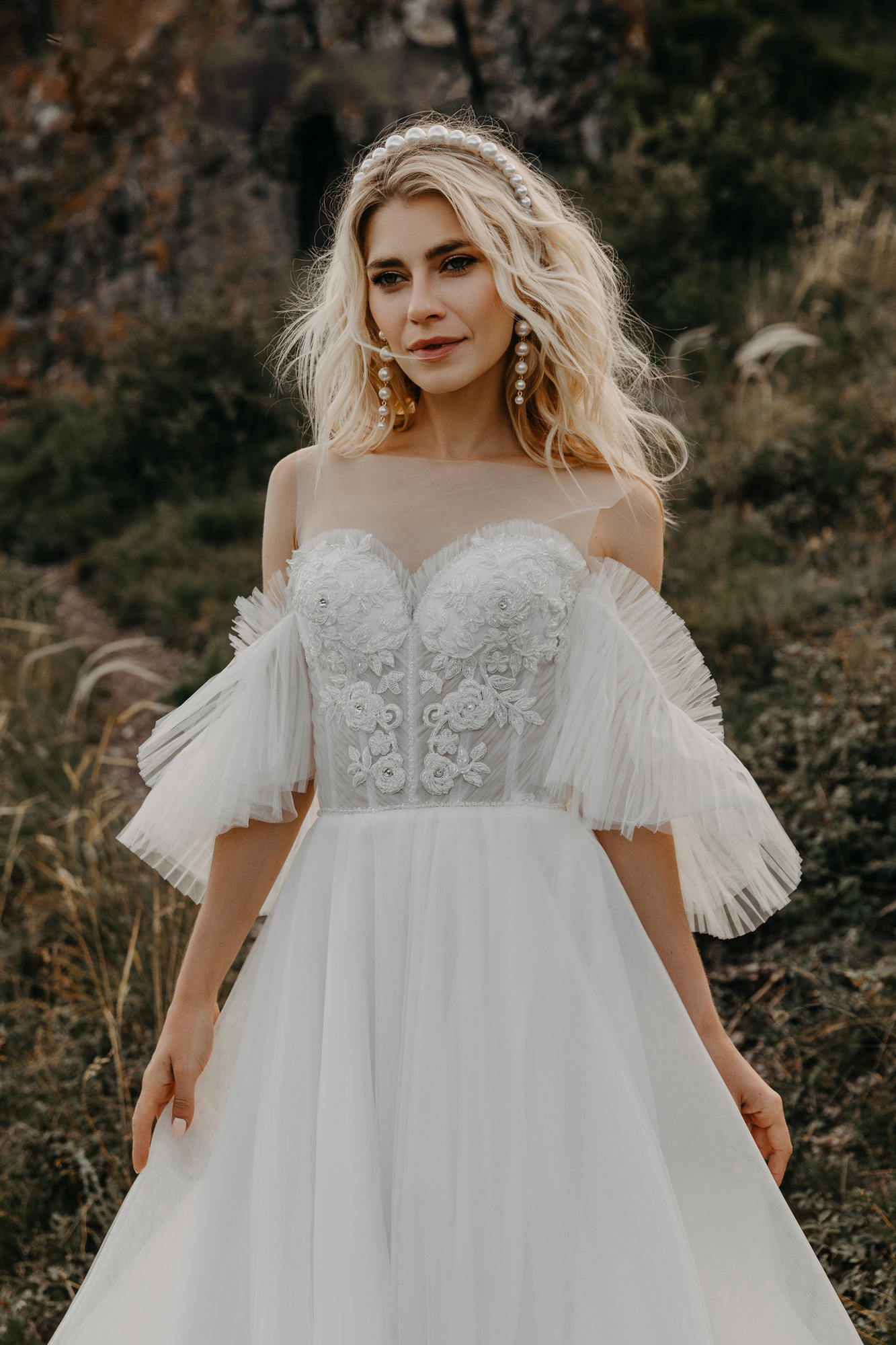 Bohemian Beach Wedding Dresses Sheer Jewel Neck Ruffles Short Sleeve Appliqued Bridal Gowns Sequins Flower Sweep Train Wedding Dress