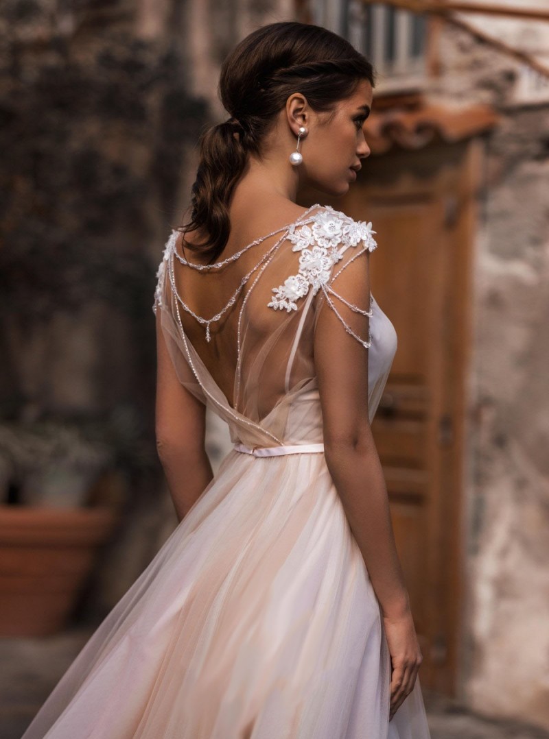 Modest A Line Wedding Dresses Jewel Short Sleeve Backless Lace Applique Tassel Beading Sash Wedding Gowns Sweep Train robe de mariée