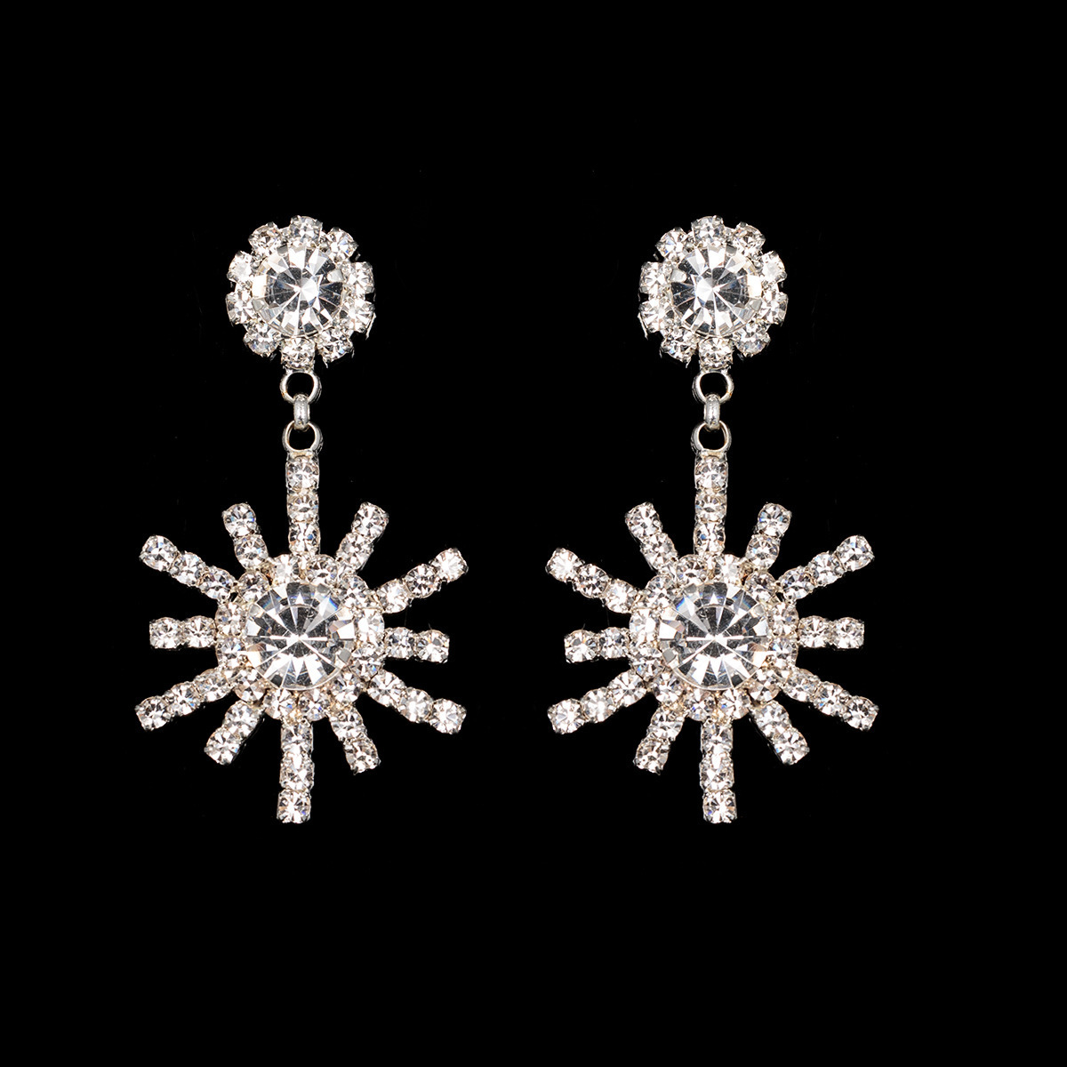 Sparkle Light Snow Earrings Temperament Personality Ear Nail Woman Long Fund Tassels Pendeloque Cut Rhinestone Eardrop
Sparkle Light Snow Earrings Temperament Personality Ear Nail Woman Long Fund Tassels Pendeloque Cut Rhinestone Eardrop