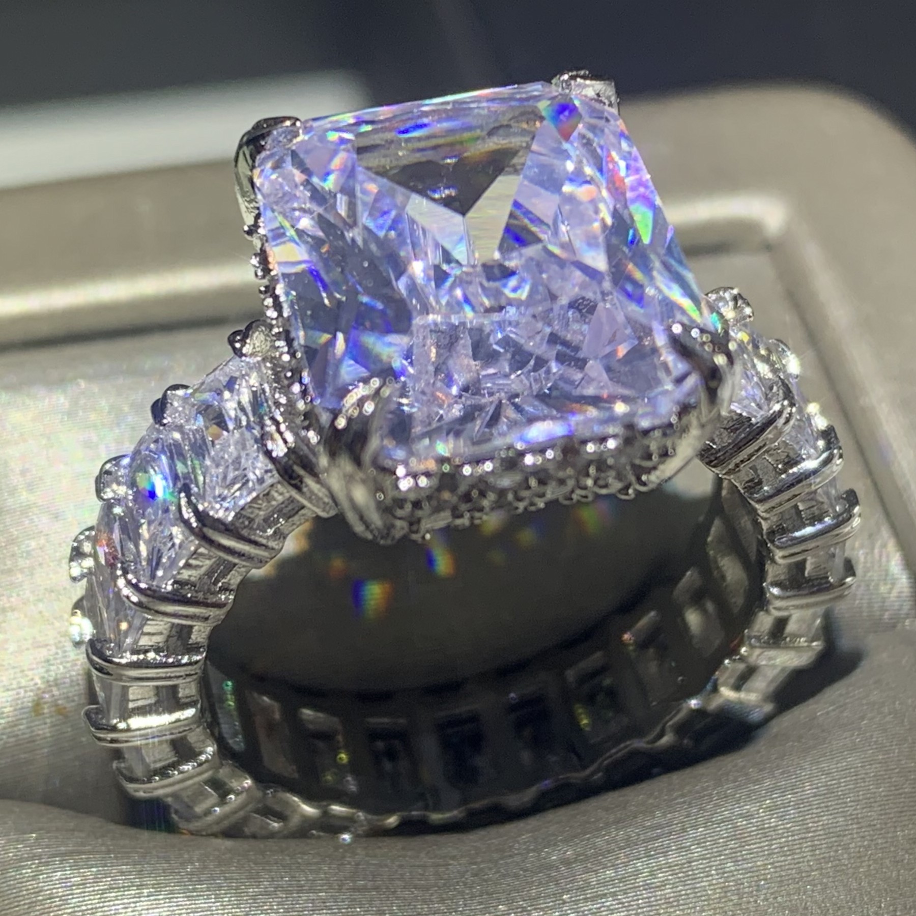 2019 New Arrival Top Selling Stunning Jewelry 925 Sterling Silver Cushion Shape White Topaz Zirconia Birthstones Wedding Band Ring for Women