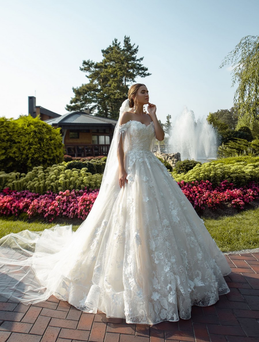 Robes De Mariée 2020 Tassel Wedding Dresses Lace 3D Floral Appliques Off The Shoulder Bridal Gowns Sweep Train A Line Country Wedding Dress