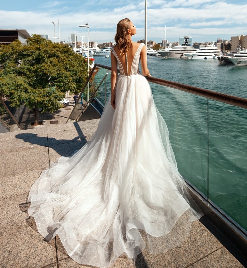 Sale Lace Hot A Line Beach Wedding Dresses V Neck Covered Buttons Back Bridal Gowns Sweep Train Tulle Robe De Marie