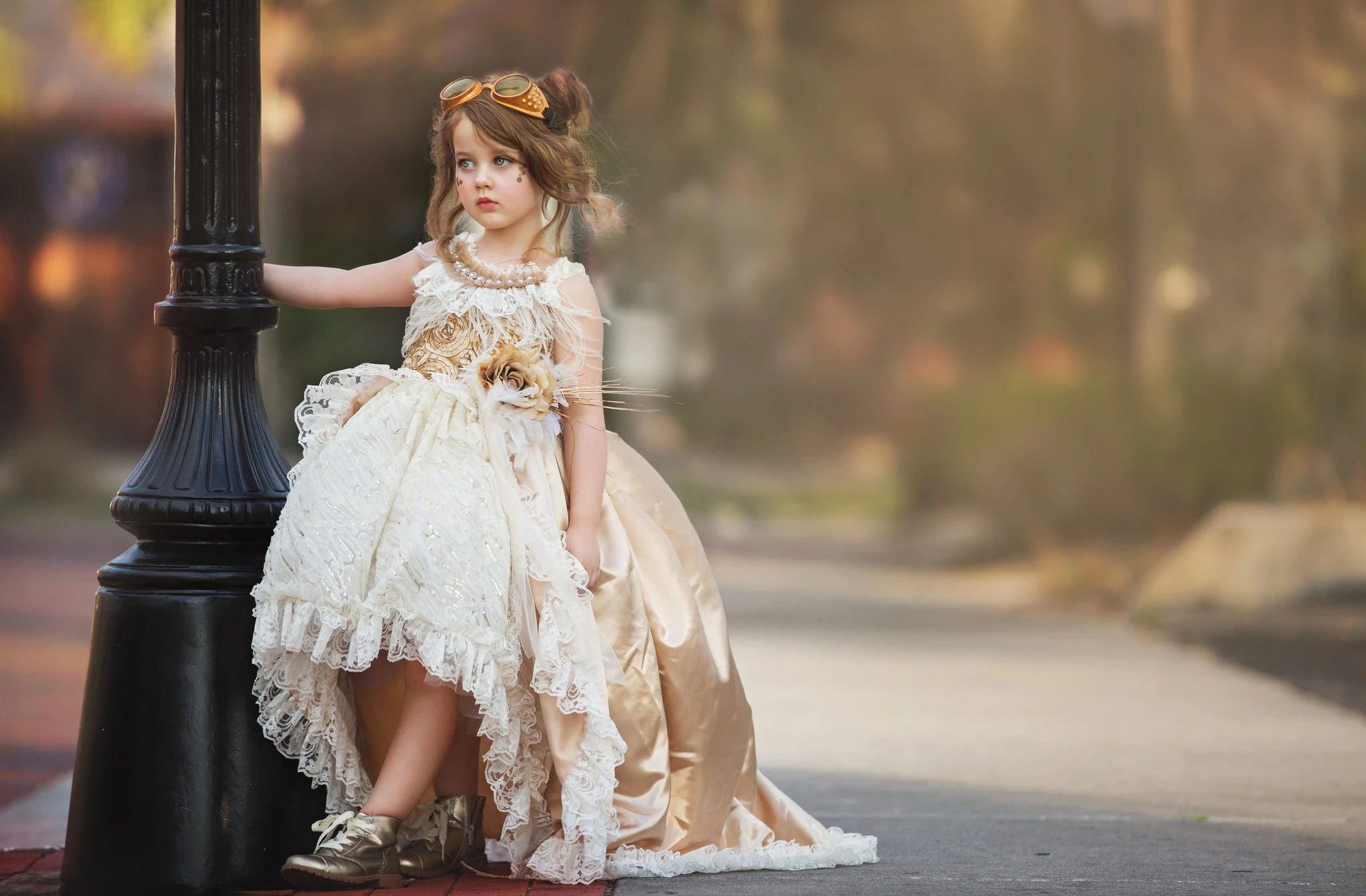 2020 Lovely Flower Girl Dresses Ball Gowns Hi-Lo Lace Appliqued Beautiful V-Back Floor Length Girls Kids Formal Pageant Gowns