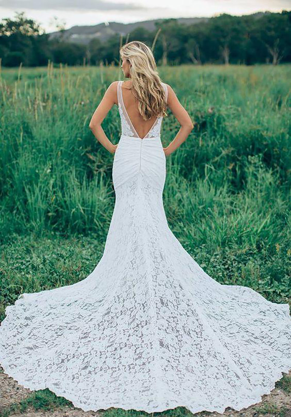 V Neck Overall Lace Wedding Dress with Ruched Buttocks Sheath Lace Country Bridal Dress with Pockets Spring Summer Beach Wed Gown Wed
