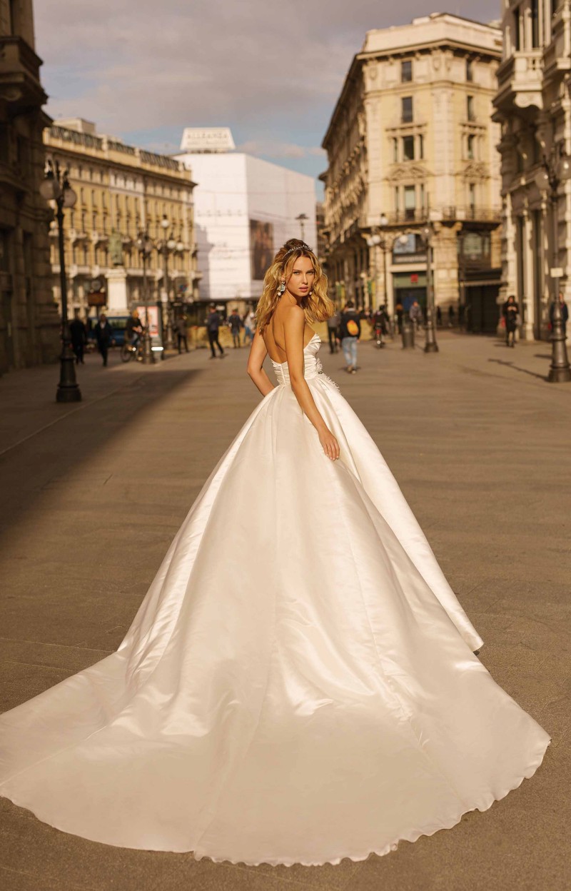 Berta 2020 Simple Boho Wedding Dresses Sweetheart Satin A Line Feather Beach Wedding Gowns Bohemian Custom Made Robes De Mariée