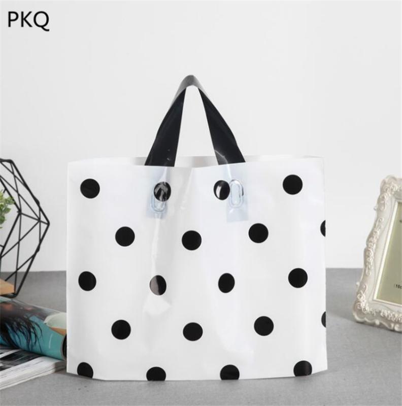 50pcs/lot Black Dot Plastic Clothing Tote bag,Shop supermarket shopping clothing tote bag for shoes,wedding gift packaging bags
50pcs/lot Black Dot Plastic Clothing Tote bag,Shop supermarket shopping clothing tote bag for shoes,wedding gift packaging bags