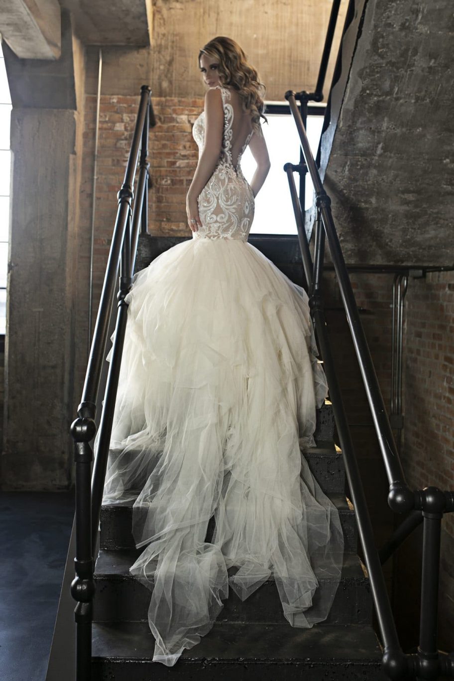 Plus Size Mermaid Wedding Dresses Plunging Neck Lace Applique Country Wedding Dress Bridal Gowns Custom Made Backless Robes De Mariée