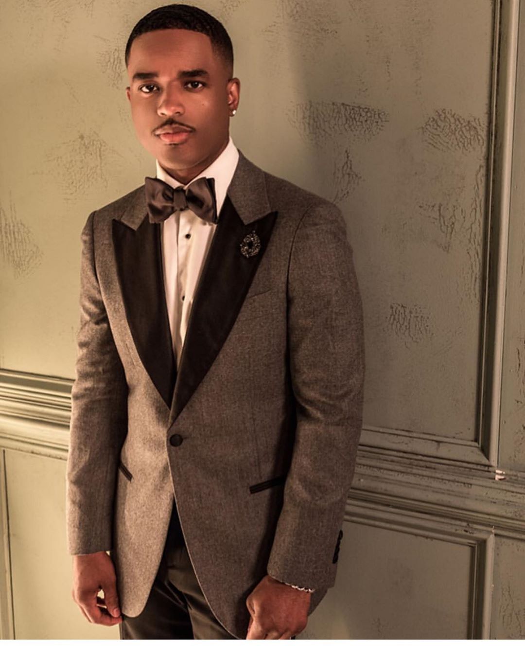 High Quality Two Pieces Mens Suits Slim Fit Wedding Grooms Tuxedos Peaked Lapel Formal Blazer One Button Prom Suit (Jacket+Pants)