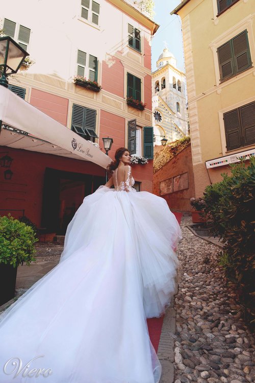 2019 Naviblue Long Sleeve Wedding Dresses Sheer Jewel Neck Lace Appliqued A Line Beach Wedding Dress Sweep Train Custom Country Bridal Gowns
