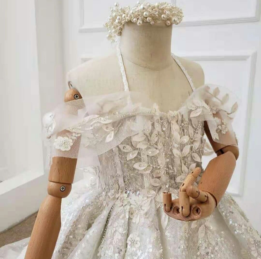 Glitter White Flower Girl Dresses Halter Sleeveless Applique Lace Beaded Girl Pageant Gown Ruffle Tulle Court Train Birthday Gown Cheap