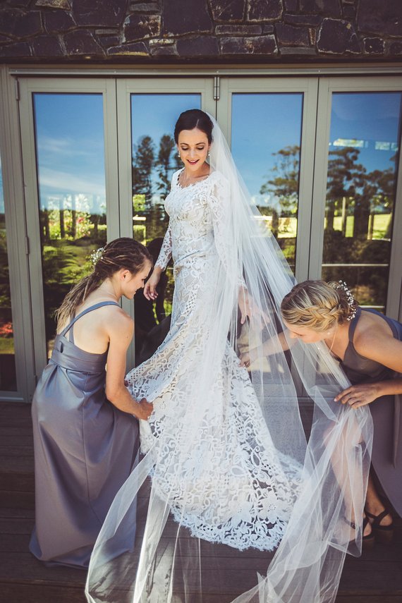 2019 Mermaid Wedding Dresses Jewel Neck Lace Appliqued Sweep Train Costom Long Sleeve Wedding Dress Beach Plus Size Bridal Gowns