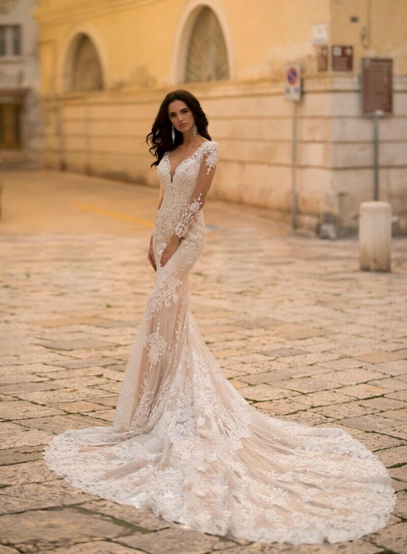 Champagne Mermaid Wedding Dresses V Neck Sheer Long Sleeve Lace Appliqued Bridal Gowns Sweep Train Plus Size Backless Wedding Dress