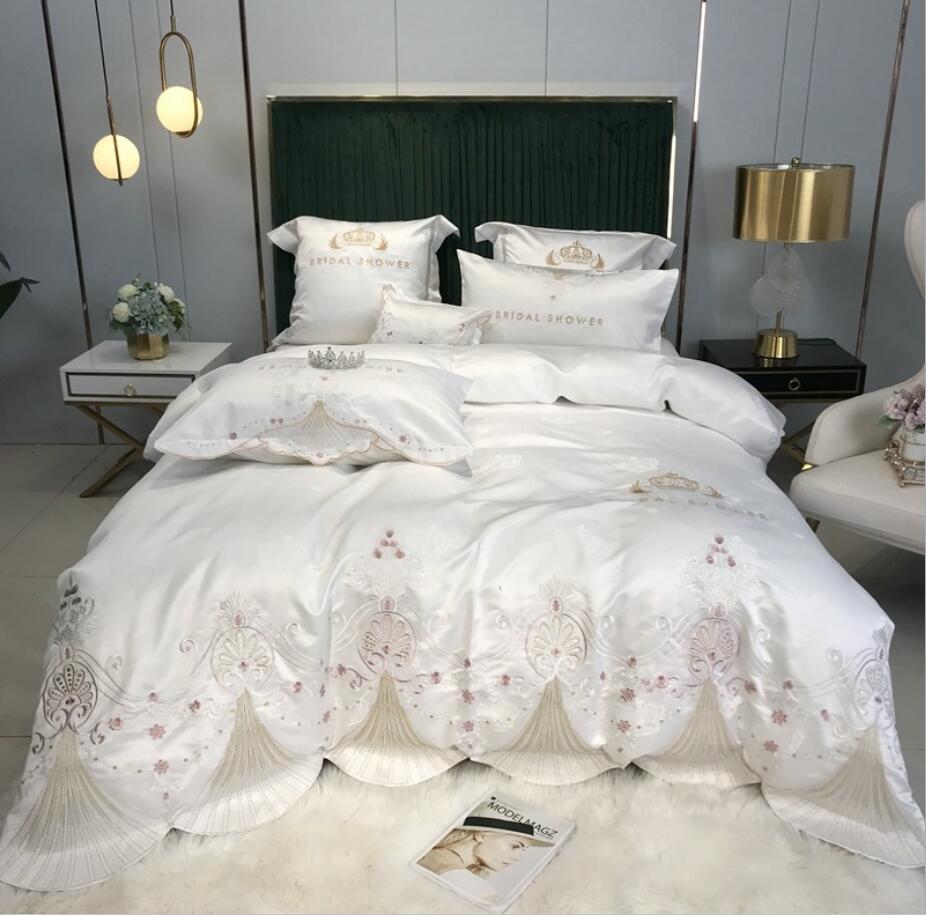 Luxury Royal Jacquard Bedding set 4pcs White Embroidery Bed cover Silky Satin Princess Quilt/Duvet Cover Bed sheet pillowcases
Luxury Royal Jacquard Bedding set 4pcs White Embroidery Bed cover Silky Satin Princess Quilt/Duvet Cover Bed sheet pillowcases