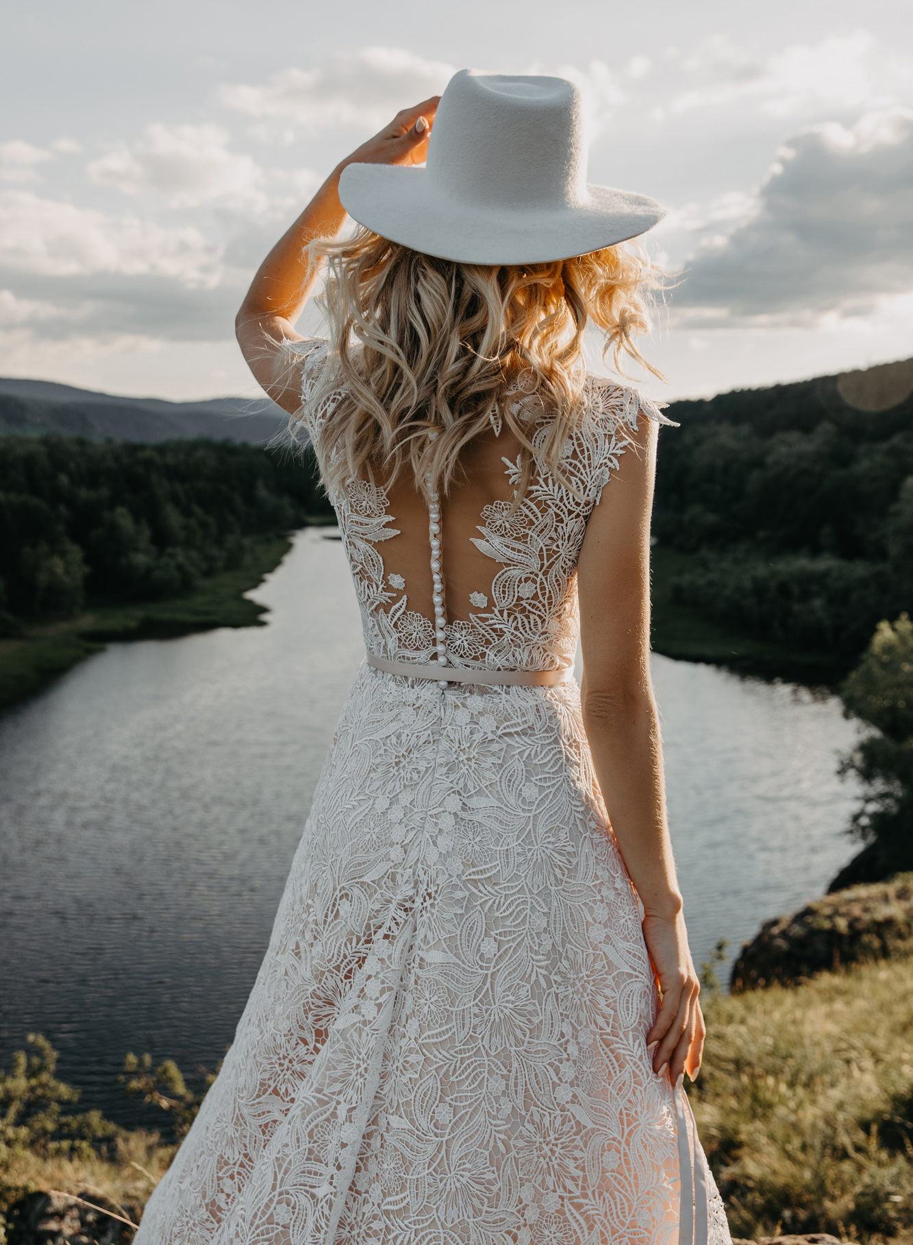 Bohemian Wedding Dresses Jewel Neck A Line Appliqued Cap Sleeves Boho Wedding Dress Sweep Train Lace Cheap Vestidos De Novia