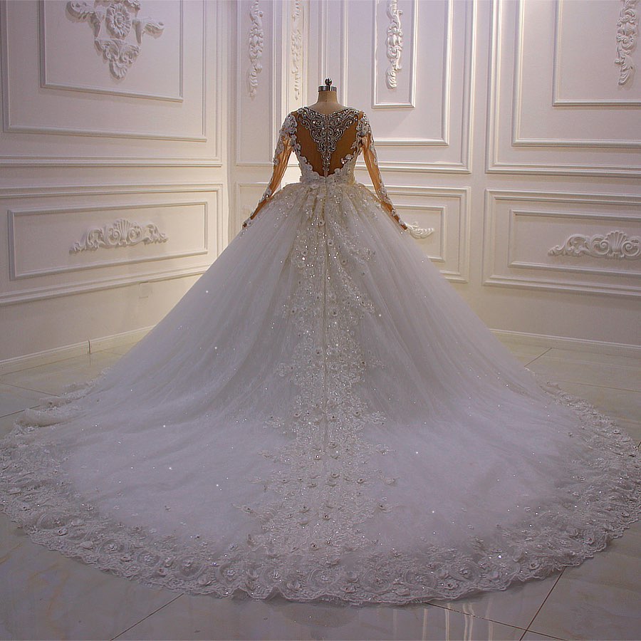 Vintage Long Sleeves Ball Gown Dubai Wedding Dresses Sheer Crew Neck Lace Appliques Beaded Vestios De Novia Bridal Gowns With Buttons