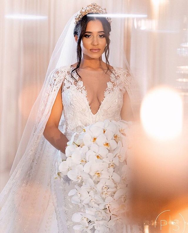 2020 Gorgeous Mermaid Wedding Dresses With Wrap V Neck Sweep Train Lace Appliques Plus Size Wedding Dress Custom Made Elegant Robe De Mariee