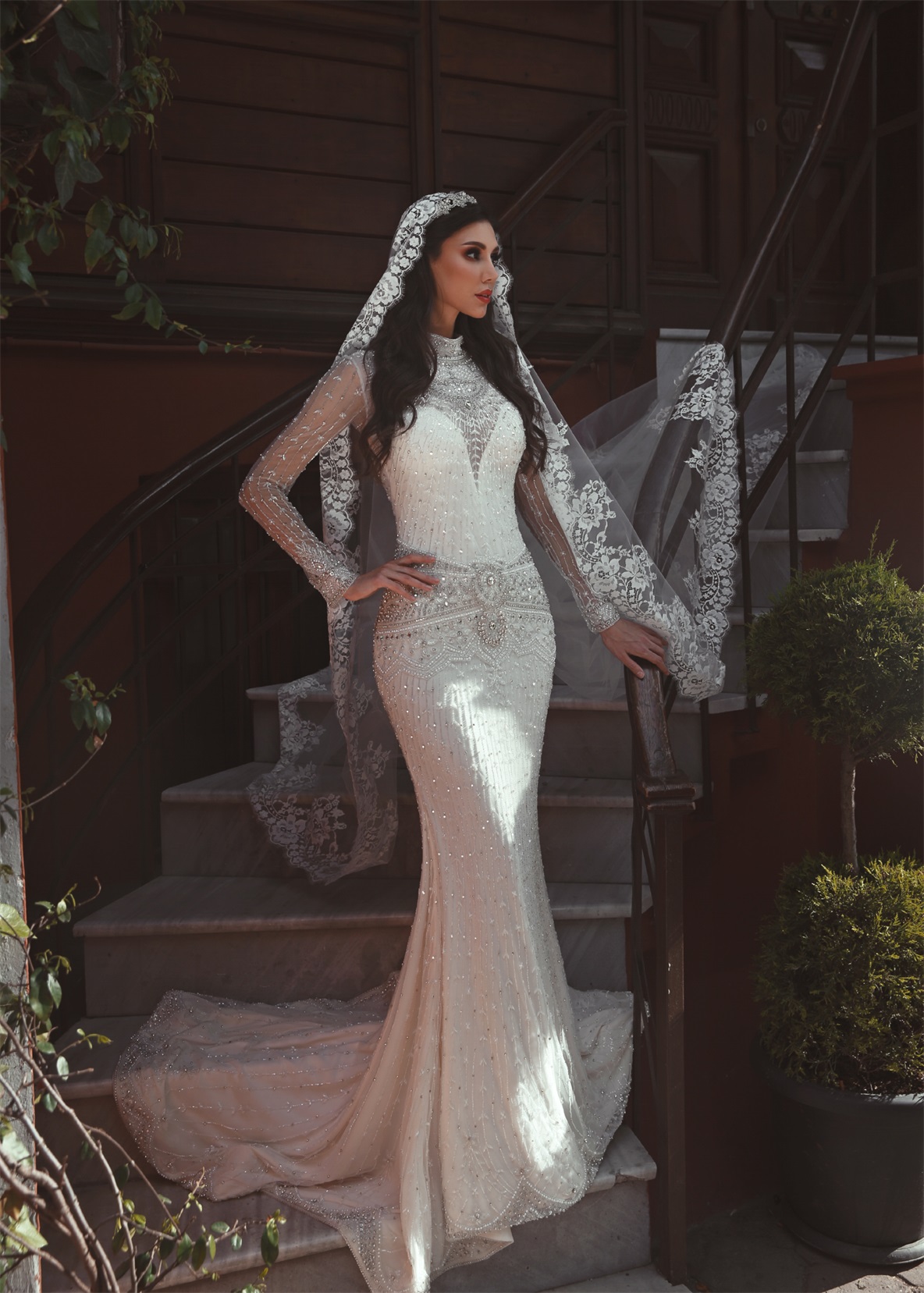 2020 Sparkly Mermaid Wedding Dresses Long Sleeve High Neck Lace Beading Beach Wedding Dress Crystal Luxury Bridal Robes De Mariée