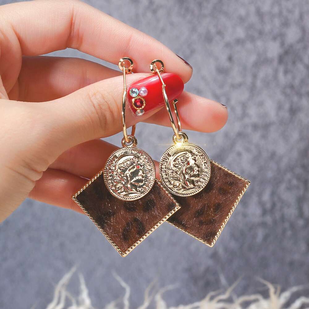 Leopard dangle earrings for women S925 silver needle luxury designer gemstone bow hoop earrings square gold coin dangling earring jewelry
Leopard dangle earrings for women S925 silver needle luxury designer gemstone bow hoop earrings square gold coin dangling earring jewelry