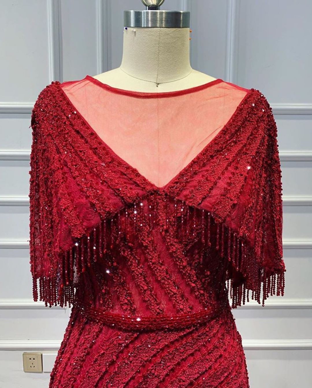 Red Sequins A Line Prom Dresses Beads Sheer Jewel Neck Short Sleeves Evening Gowns With Tassels Sweep Train Formal Party Dress