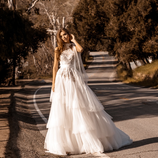 Lace Appliqued Stunning A Line Wedding Dresses Halter Neck Tiered Bridal Gowns Sweep Train Tulle Sequined Robe De Marie