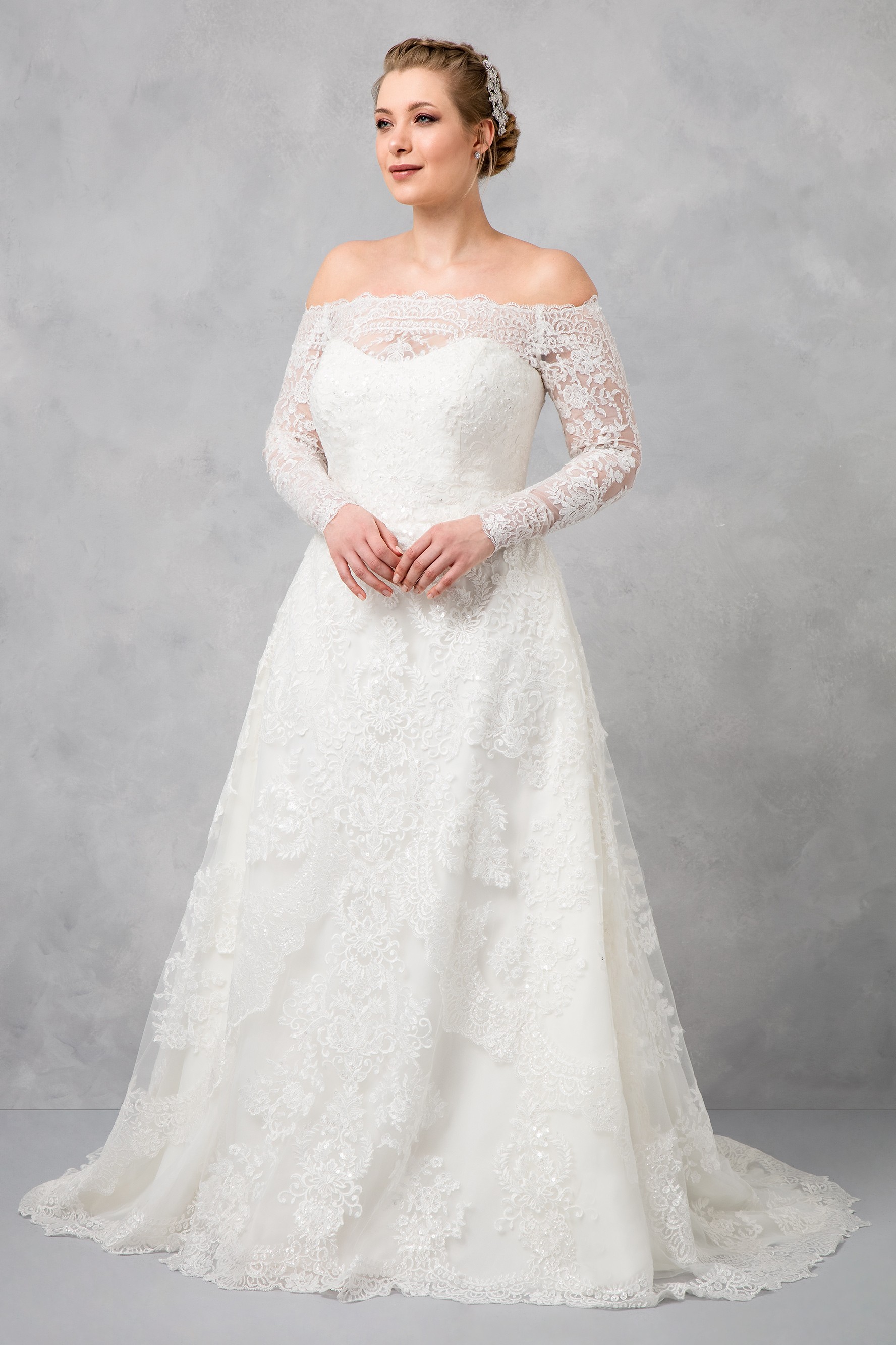 2019 Oleg Cassini Plus Size Wedding Dresses A Line Lace Appliqued Sweep Train Country Wedding Dress Long Sleeve Beach Wedding Dress