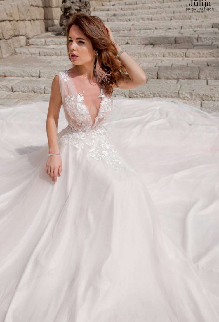 2019 Bohemian Wedding Dresses V Neck Sexy Backless A Line Lace Sweep Train Beach Wedding Dress Plus Size Boho Bridal Gowns Floral Appliques