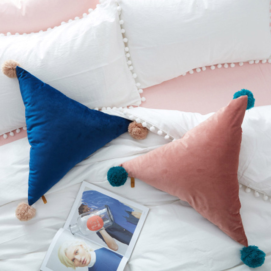 Creative Home 50cm Triangle Sofa Pillow With Balls Solid Color Pillow Seat Cushion Bed Sofa Car Decorative Polyester Soft Pillow DH0938 T03
Creative Home 50cm Triangle Sofa Pillow With Balls Solid Color Pillow Seat Cushion Bed Sofa Car Decorative Polyester Soft Pillow DH0938 T03