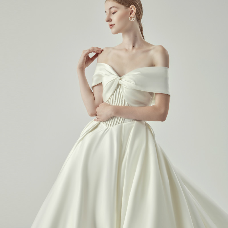 2020 Modest YL Elegant Ball Gown Off Shoulder Sleeveless Lace Up Wedding Dresses Satin Pleats Bow Wedding Gowns Sweep Train Bridal Gowns