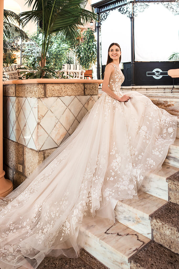 Oksana Mukha Wedding Dresses Sleeveless Illusion Bodice Lace Applique Bridal Gowns Custom Made Sweep Train robes de mariée